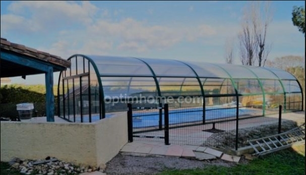 Villa avec piscine sur terrain arboré