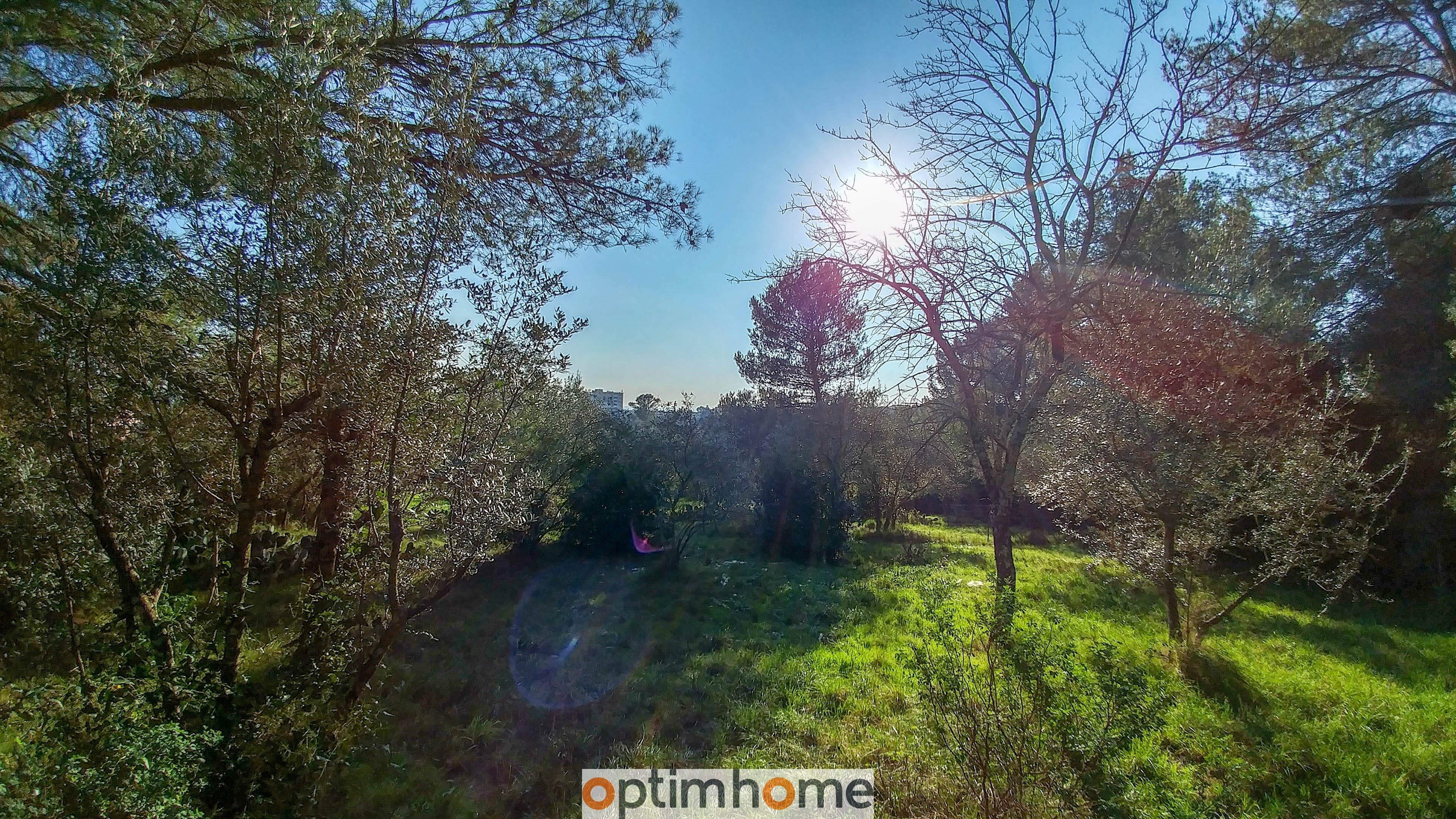 Nîmes Collines quasiment en centre-ville, Terrain de 2020 m² en position dominante avec belle vue dé